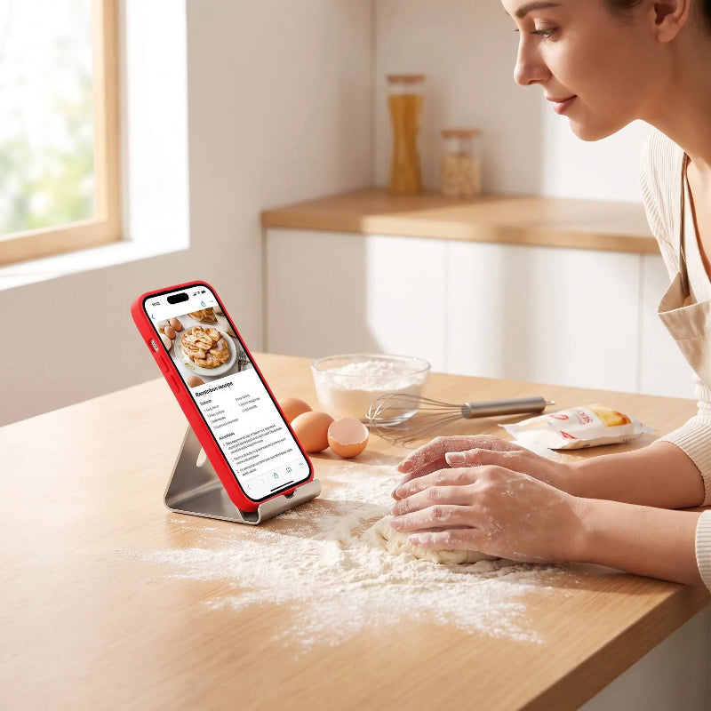 Coque transparente iPhone 13 femme occupée à cuisiner Rougetranspa
