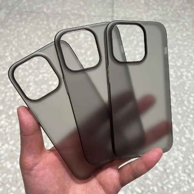 coque iphone grise vue de transparence avec main Transgris