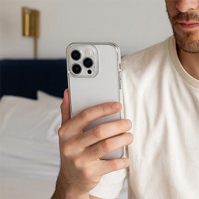 coque transparente dans les mains de monsieur Ultraclaire
