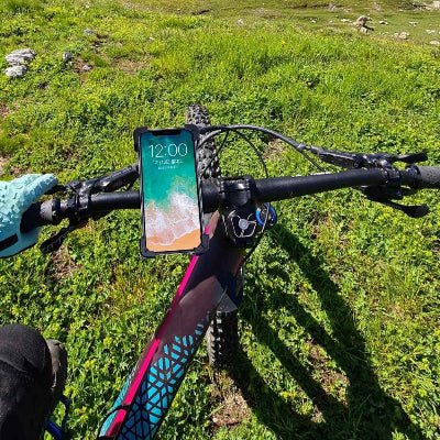 support téléphone vélo vue de face en pleine nature Lextensible
