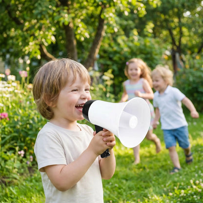 Amplificateur de son avec enfant jouant dans jardin Megason