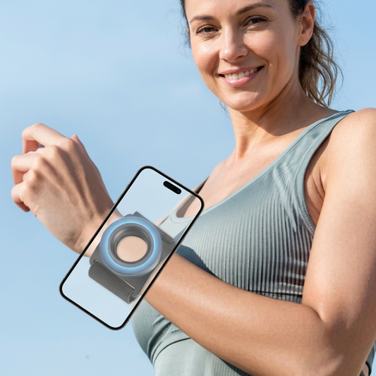 Brassard telephone dame souriante montrant le systeme son accessoire au poignet Lemagnetic