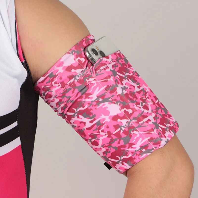 Brassard telephone en rose camouflage au bras Brassartel