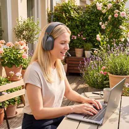 Casque Bluetooth dame sur terrasse utilisant casque gris Caskjeusanfil