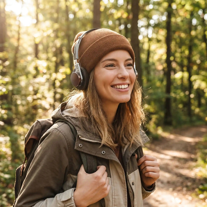 Casque Bluetooth jeune fille promenade forêt suprauric
