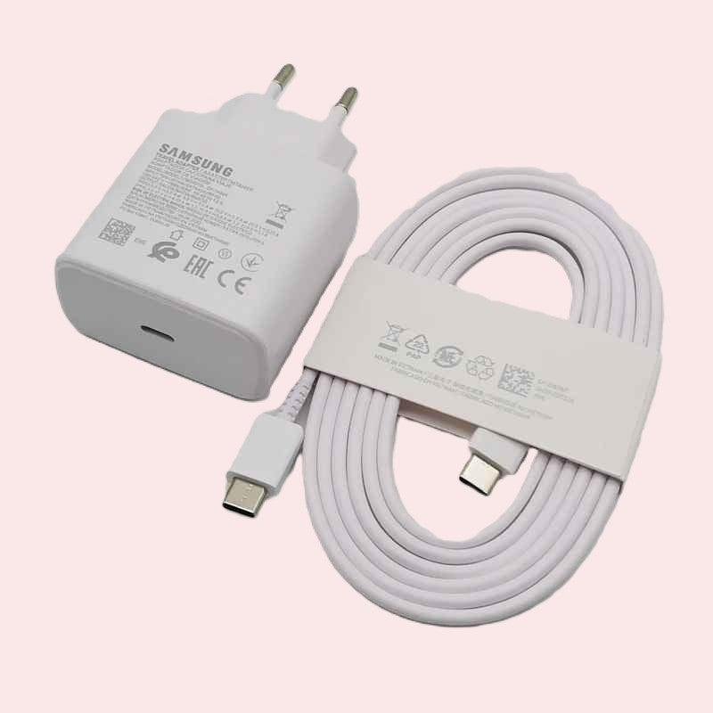 Chargeur pour téléphone blanc avec son câble Samcharge