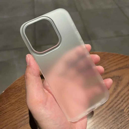 Coque transparente iPhone 13 grise en main Transpalucide