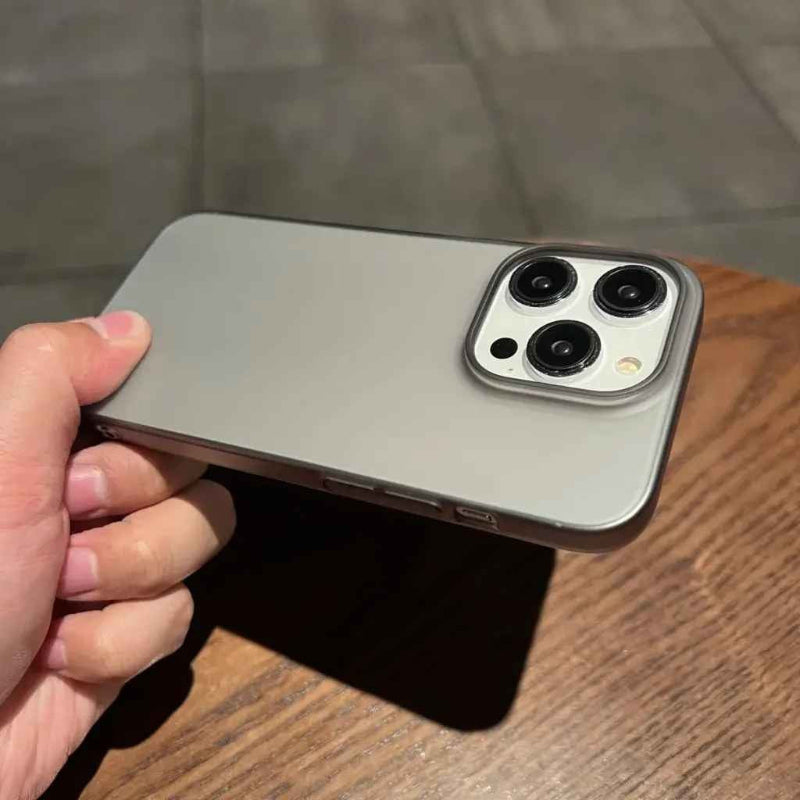 Coque transparente iPhone 13 sur fond gris clair Transpalucide