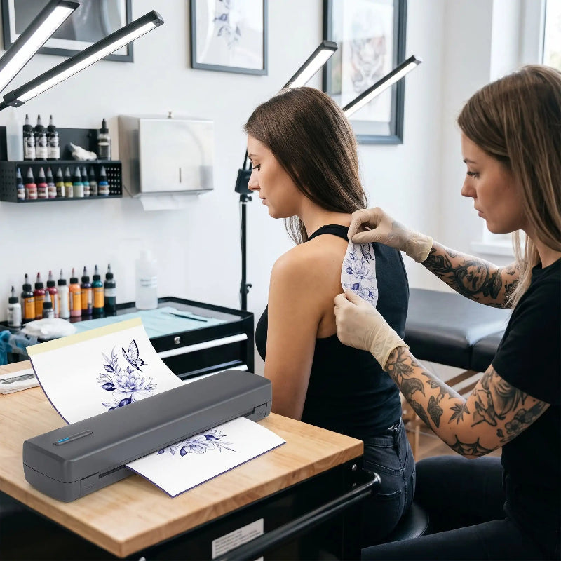 Imprimante thermique étiquette tatoueuse et cliente au travail Imprimsanfil