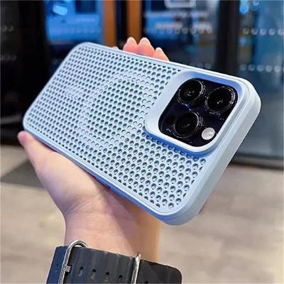 coque Iphone 13 simplicité montre son téléphone sur main Laéré
