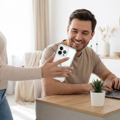 coque iphone 11 pro femme montrant la coque à son mari Autravers