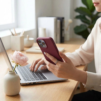 coque iphone 11 pro max en main femme à son bureau Coqsili