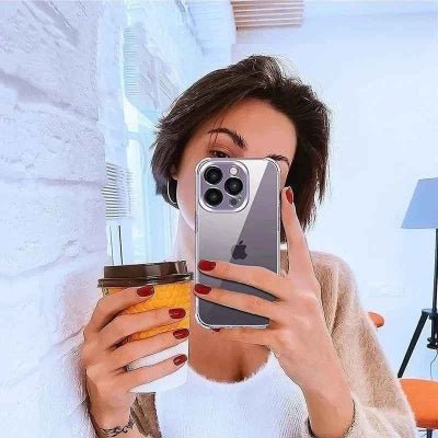 coque iphone 12 mini vue dame regarde son téléphone Claire