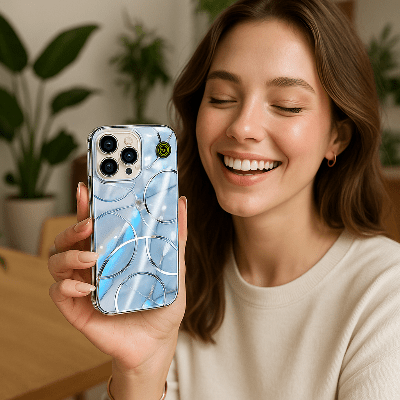 coque iphone 15 Pro Max dans les mains argentée Cerclée