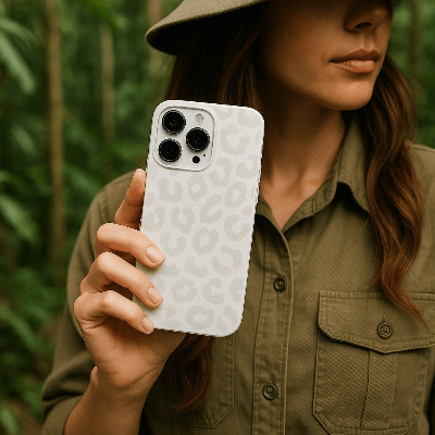coque iphone 15 plus beige dans les mains dame jungle Léopard