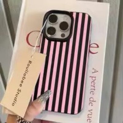 coque iphone 15 rayures noires et roses de face Pyjama