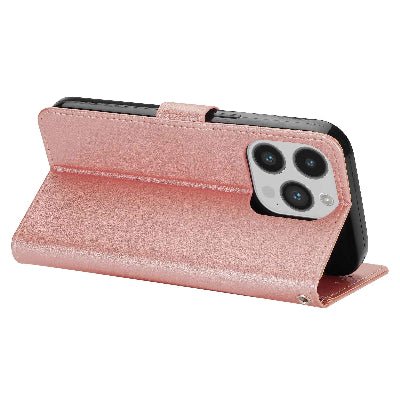 coque iphone 15 rose placée en support horizontal Etuirabat