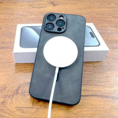 coque iphone 16 en plein chargement Cerflux