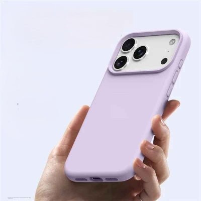 coque iphone 17 version mauve tenue en main Magnesili