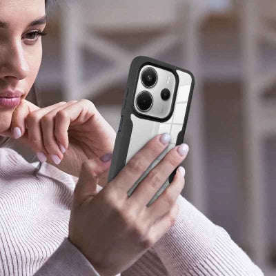 coque iphone femme tenant son téléphone en main Nochocnowater