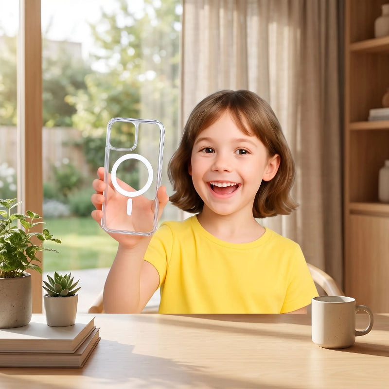 coque transparente une jeune fille souriante pose avec coque TRANSPA