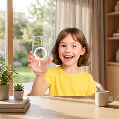 coque transparente une jeune fille souriante pose avec coque TRANSPA