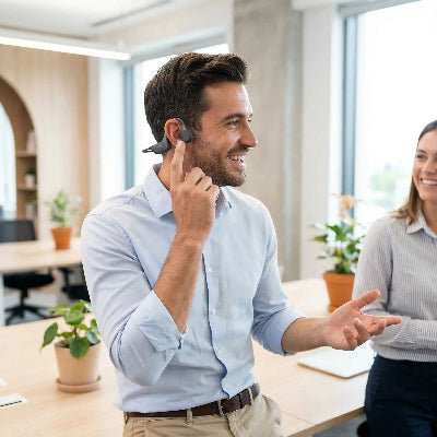 ecouteur conduction osseuse au bureau avec collègue Classecoute