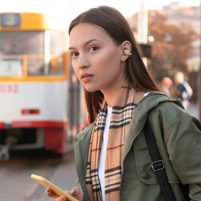 écouteurs bluetooth fille arrêt bus Cliporeil