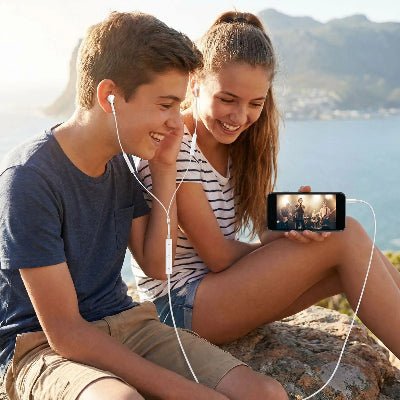 écouteurs intra auriculaire jeunes écoutant musique Intrauric