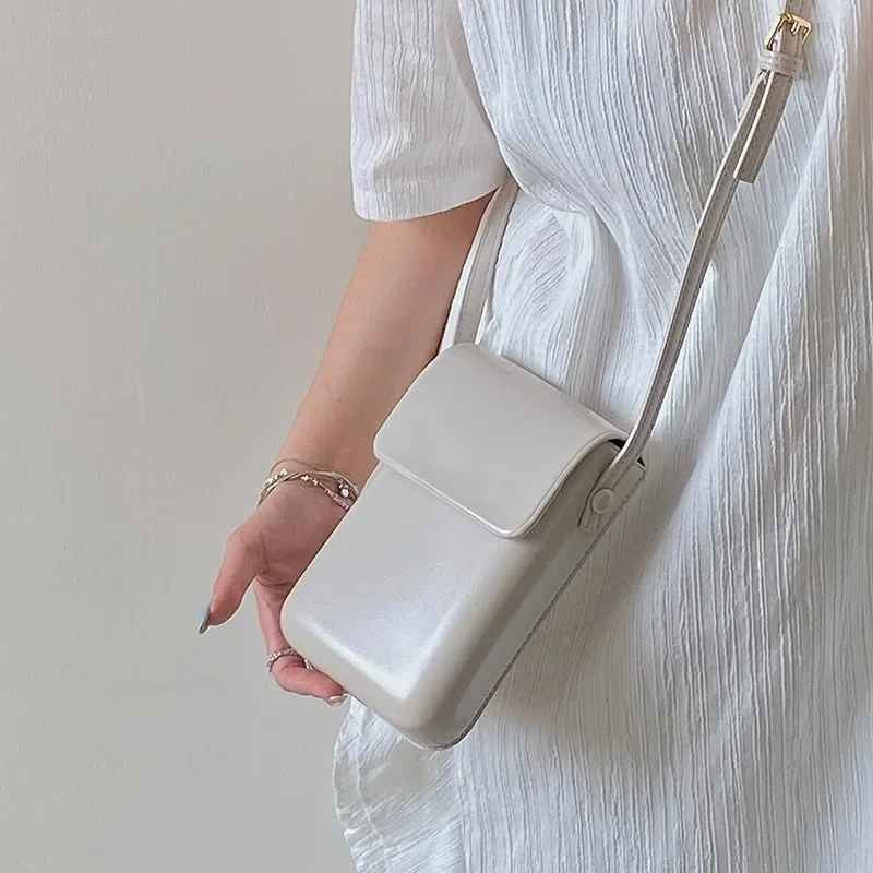 pochette telephone vue en blanc beige Sacraba