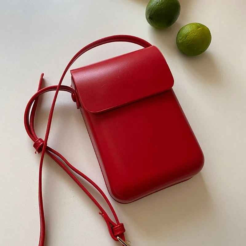 pochette telephone vue en rouge Sacraba