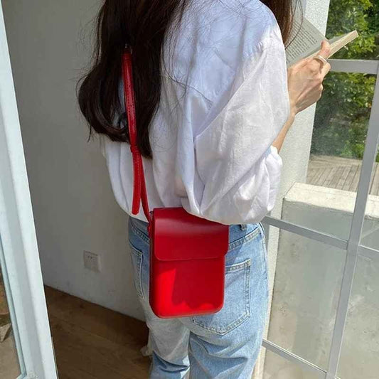 pochette telephone vue en rouge portee par une dame Sacraba
