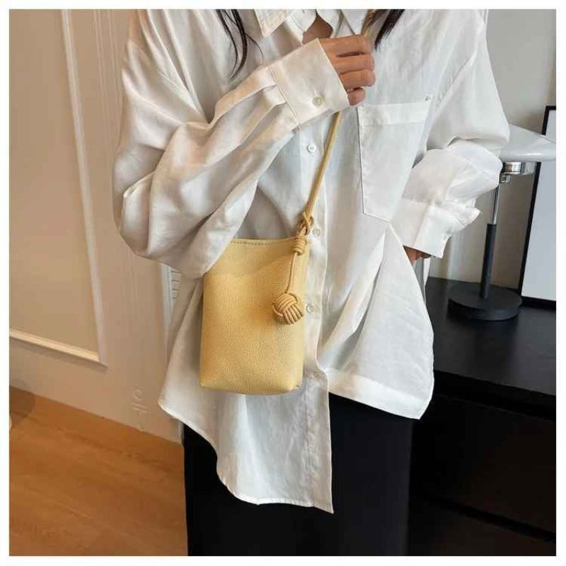 pochette telephone vue face dame jaune Bandousimple