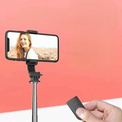 trépied femme avec télécommande en main Trépaselfi